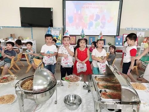 Lớp A5 tham dự bức tiệc liên hoan buffet và dự sinh nhật các bé sinh trong tháng 8 do trường mầm non Đô thị Việt Hưng tổ chức.